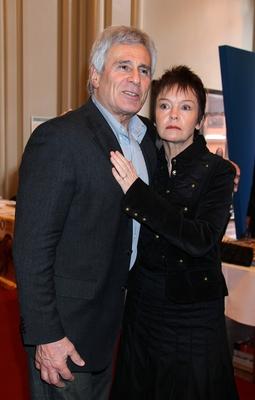 Berlinale 2010 Preistraegerin Katrin Sass mit Kollegen Gojko Mitic beim Berlinale Empfang des Progress Film Verleih im R-stock-foto