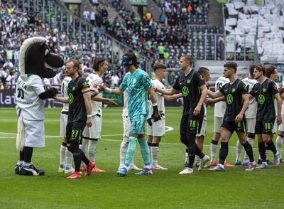 17.05.2025, Stadion Borussia-Park, Begruessung der Mannschaften mit MG Maskottchen Juenter links, Fussball, Bundesliga, 2024/2025, 17.05.2025, Stadion Borussia Park, Borussia Moenchengladbach vs. VfL Wolfsburg 0-1-stock-photo