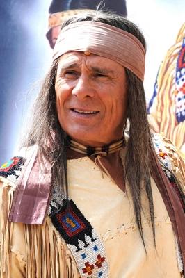 Bildnummer: 59836674  Datum: 14.06.2013  Copyright: imago/Michael WigglesworthGojko Mitic als Intschu-Tschuna / Winnetou I - Blutsbrueder; PK- Pressevorfuehrung / Karl-May-Spiele Bad Segeberg / Bad Segeberg 14. Juni 2013 Entertainment People Winnetou I x0x xkg 2013 hoch 2013 bad segeberg karl-may-spiele darsteller schauspieler gastdarsteller kalkberg festspiele indianer cowboy western westernstadt  59836674 Date 14 06 2013 Copyright Imago Michael Wigglesworth Gojko Mitic as   Winnetou I  press conference Pressevorfuehrung Karl May Games Bath Segeberg Bath Segeberg 14 June 2013 Entertainment Celebrities Winnetou I x0x xkg 2013 vertical 2013 Bath Segeberg Karl May Games Cast Actor  Kalkberg Festival Indians Cowboy Western Western city-stock-foto