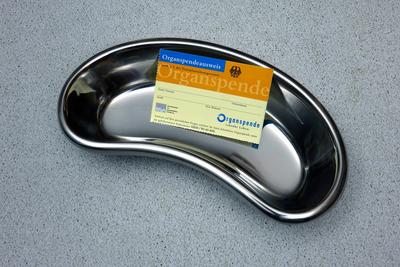 Nierenschale mit Organspendeausweis Nierenschale mit Organspendeausweis, 20.04.2023, Borkwalde, Brandenburg, In einer Ni-stock-foto