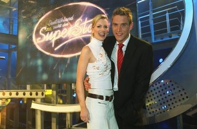 Bildnummer: 56939425  Datum: 11.01.2003  Copyright: imago/teutopressTamara Gr?fin von Nayhau? mit Peer Kusmagk in Deutschland sucht den SuperStar - Das Magazin (VOX) 01/03 pp Mann Frau TV Fernsehen Show Magazin Moderation Moderator Moderatorin Kulisse TV-Studio Dekoration Logo stehend halb quer seri?s l?chelnd umarmend Fototermin in K?ln exklusiv People xmk x0x 2003 quer  56939425 Date 11 01 2003 Copyright Imago  Tamara Countess from Nayhau? with Peer Kusmagk in Germany searches the Superstar the Magazine Vox 01 03 PP Man Woman TV Television Show Magazine Moderation presenter Presenter Backdrop TV Studio Decoration emblem standing half horizontal seriously smiling embracing Photo call in Cologne exclusive Celebrities xmk x0x 2003 horizontal-stock-foto