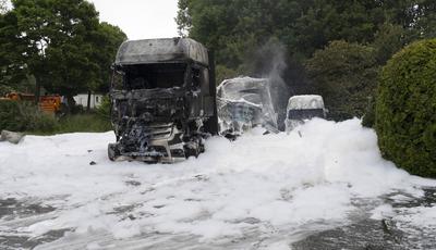 LKW-Brand auf dem Hotelparkplatz von Van der Valk-stock-photo