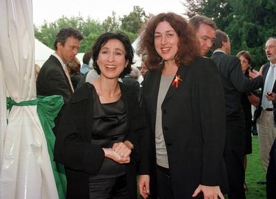 Schauspielerin Renan Demirkan (li., TUR) und Monika Griefahn (GER/SPD/MdB) anl?sslich des K?nstlerfestes im Park des Bu-stock-foto