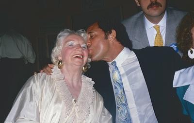 Tom Jones Los Angeles CA USA LIBRARY Tom Jones with mother Sheila Taken in 1980s ReCaptioned 11t-stock-foto