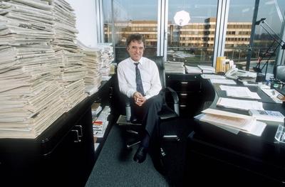 Horst Teltschik 11/91 mapo quer ganz sitzend B?ro Schreibtisch seri?s Hemd Krawatte Mann Unternehmen BMW Management Wir-stock-photo