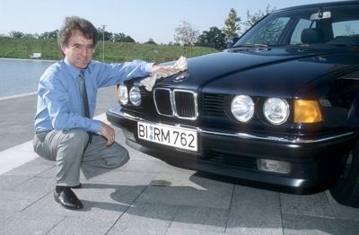Bildnummer: 56769397  Datum: 01.10.1992  Copyright: imago/teutopressHorst Teltschik 10/92 mapo quer ganz drau?en Auto kniend seri?s Hemd Mann Unternehmen BMW Management Wirtschaft dunkelhaarig Brille People Shooting x0x xkg 1992 quer  56769397 Date 01 10 1992 Copyright Imago teutopress Horst Teltschik 10 92  horizontal whole outside Car kneeling seriously Shirt Man Companies BMW Management Economy dark haired Glasses Celebrities Shooting x0x xkg 1992 horizontal-stock-foto