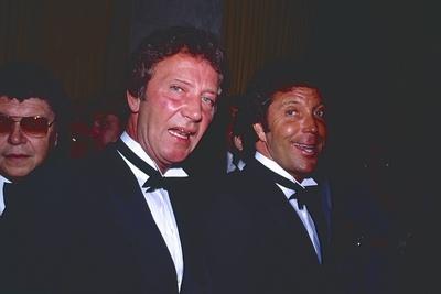 Tom Jones Los Angeles CA USA LIBRARY Tom Jones R with manager Gordon Mills in 1980s ReCaptioned-stock-foto