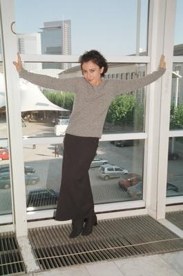 Bildnummer: 56899598  Datum: 01.10.1999  Copyright: imago/teutopressRenan Demirkan Farbnegativ 10/99 puch Autor Buch Schriftstellerei Literatur Frau TV Fernsehen Schauspiel dunkelhaarig leger stehend aufst?tzend l?chelnd Logo Titel Es wird Diamanten regnen vom Himmel ganz hoch People B xcb x0x 1999 hoch  56899598 Date 01 10 1999 Copyright Imago  Renan Demirkan Color negative 10 99 Puch Author Book Writing Literature Woman TV Television Acting dark haired casual standing aufst?tzend smiling emblem Title it will Diamonds rain of Heaven whole vertical Celebrities B  x0x 1999 vertical-stock-foto