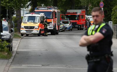 Einsatzfahrzeuge der Hamburger Feuerwehr und der Polizei stehen vor der Ernst-Mantius-Stra?e. Sie waren herbeigerufen wo-stock-foto