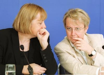 Angela Merkel CDU Vorsitzende im Gespraech mit Annette Schavan stellvertretende CDU Vorsitzend-stock-foto
