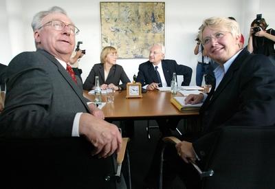 Edmund Stoiber Ministerpraesident von Bayern und Kanzlerkandidat der CDU CSU im Gespraech mit der-stock-foto