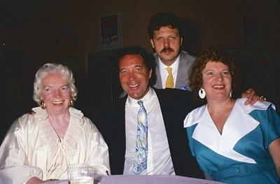 Tom Jones Los Angeles CA USA LIBRARY Tom Jones with mother Sheila sister Frieda and son Mark beh-stock-foto