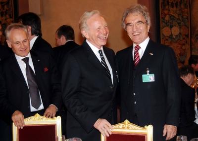 Finanzminister Erwin Huber (li., Deutschland/CSU) mit Joseph Liebermann und Horst Teltschik w?hrend der Sicherheitskonf-stock-foto