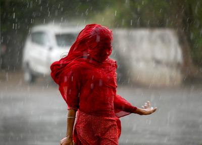 Heavy Rain And Strong Duststorm Hit Parts Of Delhi-NCR, Orange Alert Issued-stock-foto