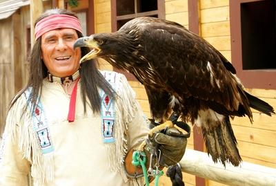 Bildnummer: 51300021  Datum: 23.06.2006  Copyright: imago/StrussfotoSchauspieler Gojko Mitic (SCG/Winnetou) lacht mit Raubvogel auf dem Arm anl?sslich eines Pressetermins zu den Proben des Theaterst?cks - Winnetou III - im Rahmen der 55. Karl-May-Spiele in Bad Segeberg , Personen , Tiere , optimistisch; 2006, Bad Segeberg, KarlMay, Probe, Theaterprobe, Theaterproben, lachen, Pressetermin , V?gel; , quer, Kbdig, Einzelbild, Theater, Kunst, Deutschland, Randbild, People-stock-foto