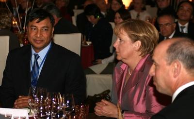 Bildnummer: 52228717  Datum: 09.10.2007  Copyright: imago/Wolf P. PrangeBundeskanzlerin Angela Merkel (GER/CDU), Lakshmi Narayan Mittal (li., IND/CEO Mittal Steel Company NV) und John P. Surma (USA/CEO United States Steel Corporation) anl?sslich der Weltstahlkonferenz des Internationalen Stahl- und Eiseninstituts in Berlin, Personen; 2007, Berlin, International Iron and Steel Institute , IISI , Chief Executive Officer, Manager , Unternehmensf?hrung , Stahlindustrie , Bundespolitik, Politiker, Politikerin, Bundesregierung; , quer, Kbdig, Gruppenbild, Internationale Politik, Politik, Industrie, Wirtschaft, Deutschland, Randbild, People o0 Unternehmer, IISI-stock-foto