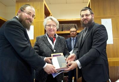 Die Bundesministerin f?r Bildung und Forschung, Annette Schavan (M.), besuchte am Mittwoch (07.11.2012) das Chabad J?di-stock-photo