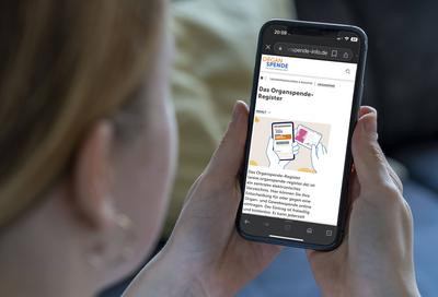 Symbolbild Organspende-Register, Person informiert sich ?ber das neue Online-Register f?r Organspende, wo man sich als S-stock-photo