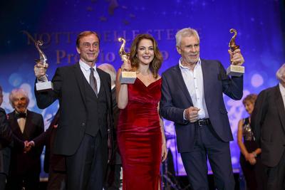 Claudia Gerini, Andre Hennicke und Gojko Mitic Preistraeger zu Gast bei der Notte Delle Stelle Premio Bacco Filmgala am Freitag 28.02.20020 im Hotel Maritim in Berlin Berlin Deutschland *** Claudia Gerini, Andre Hennicke and Gojko Mitic Preistraeger to Guest at the Notte Delle Place Premio Bacco Film Gala on Friday 28 02 20020 at Hotel Maritim in Berlin Berlin Germany-stock-foto