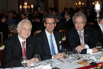 v.l. Dr. Edmund Stoiber, Ulrich Grillo (Praesident des Bundesverband der Deutschen Industrie - BDI), Horst Teltschik Abe-stock-foto
