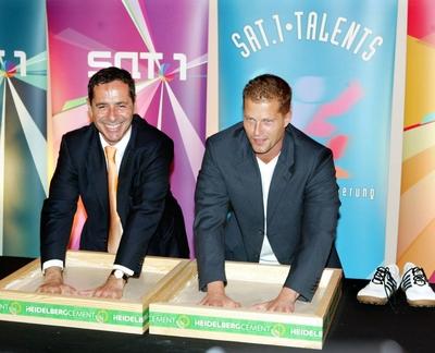 Til Schweiger und SAT1- Chef Dr. Roger Schawinski Til Schweiger und SAT1- Chef Dr. Roger Schawinski verewigen sich in Be-stock-foto