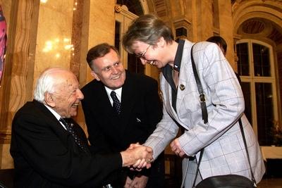 Bildnummer: 51704946  Datum: 14.02.2000  Copyright: imago/Horst RudelProf. Dr. Hans-Georg Gadamer (GER) mit Ministerpr?sident Erwin Teufel und Kultusministerin Annette Schavan (beide GER/CDU/Baden-W?rttemberg) anl?sslich seines 100. Geburtstages in Stuttgart, Personen , optimistisch , Freude; 2000, Stuttgart, Pressetermin , Philosoph, , , lacht, Politiker, Politikerin,  l?chelt, Kultusminister, Minister, Ministerin, Gl?ckwunsch, Handschlag, shake hands; , quer, Kbdig, Gruppenbild, close, Landespolitik, Politik, Deutschland, Randbild, Philosophie, Wissenschaft, People-stock-foto