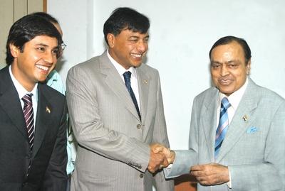 NEW DELHI INDIA ? JULY 25 Chairman of ArcelorMittal Lakshmi N Mittal C shakes hand with Union Mi-stock-foto