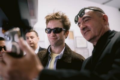 78eme Festival International du Film de Cannes. Robert Pattinson prend du temps avec ses fans. BAELEN-stock-photo