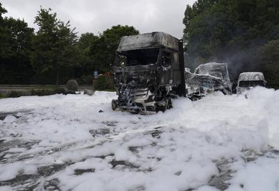LKW-Brand auf dem Hotelparkplatz von Van der Valk-stock-photo