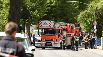 Einsatzfahrzeuge der Hamburger Feuerwehr und der Polizei stehen vor der Ernst-Mantius-Stra?e. Sie waren herbeigerufen wo-stock-foto