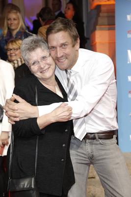 Peer Kusmagk mit Mutter Roswieta / Gala-Premiere MAMMA MIA am 26. Oktober 2014 im Stage Theater des Westens in Berlin /-stock-photo