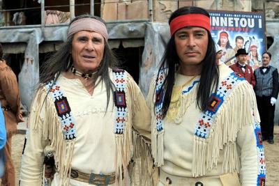 Bildnummer: 59834707  Datum: 14.06.2013  Copyright: imago/STAR-MEDIAKarl May Spiele 2013 Winnetou I - Blutsbr?der . Schauspieler Gojko Mitic ( in der Rolle des Intschu-tschuna ) links und Schauspieler Jan Sosniok ( in der Rolle des Winnetou ) anl??lich eines Photocalls mit Vorstellung von Spielszenen zu den Karl May Spielen 2013 Winnetou I - Blutsbr?der am 14.06.2013 im Freilichttheater am Kalkberg Bad Segeberg. Entertainment people xas x0x 2013 quer 2013 Portrait Portraits quer Querformat Deutschland Karl-May-Spiele Kultur Kunst Person Personen Photocall Schauspiel Theater Unterhaltung  59834707 Date 14 06 2013 Copyright Imago Star Media Karl May Games 2013 Winnetou I Blood brothers Actor Gojko Mitic in the Role the   left and Actor Jan Sosniok in the Role the Winnetou during a Photo Calls with presentation from Scenes to the Karl May Play 2013 Winnetou I Blood brothers at 14 06 2013 in Open-air theatre at Kalkberg Bath Segeberg Entertainment Celebrities  x0x 2013 horizontal 2013 Portrait Portraits horizontal Landscape Germany Karl May Games Culture Art Person People photo call Acting Theatre Entertainment-stock-foto