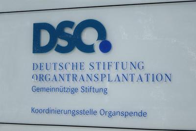 Schild der DSO Schild der DSO, 03.06.2021, Charlottenburg, Strasse des 17. Juni, Berlin, Die Deutsche Stiftung Organtran-stock-photo