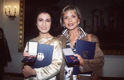 Uschi Glas (re.) & Renan Demirkan mit Bundesverdienstkreuz 10/98 te Frau TV Fernsehen Schauspiel Schmuck Ohrring leger-stock-foto