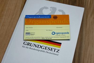Grundgesetz und Organspendeausweis Grundgesetz und Organspendeausweis 02 04 2019 Borkwalde Brande-stock-foto