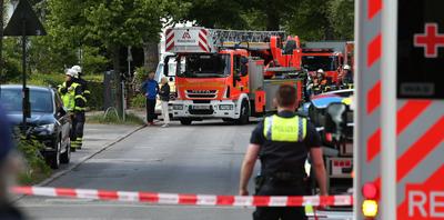 Einsatzfahrzeuge der Hamburger Feuerwehr und der Polizei stehen vor der Ernst-Mantius-Stra?e. Sie waren herbeigerufen wo-stock-foto