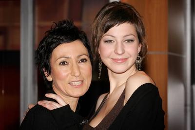 Bildnummer: 50687480  Datum: 22.02.2005  Copyright: imago/Sven SimonSchauspielerin Renan Demirkan (li.) und ihre Tochter Ayshe (beide TUR) anl?sslich der JOHANNES B. KERNER SHOW in Hamburg, Personen , optimistisch; 2005, Hamburg, TV, ZDF, Pressetermin, Schauspieler, Studiogast, Studiog?ste, Gast, G?ste, l?chelt, l?chelnd, l?cheln, Aishe, Aysche, Aische, Mutter, Familie, Doppelportr?t; , quer, Kbdig, Gruppenbild, close, Film, Kunst, Deutschland, Randbild, People-stock-foto