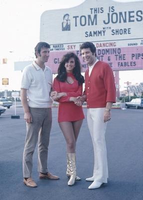 Tom Jones Las Vegas NEV USA LIBRARY Tom Jones R with manager Gordon Mills L and the then Miss-stock-foto