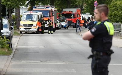 Einsatzfahrzeuge der Hamburger Feuerwehr und der Polizei stehen vor der Ernst-Mantius-Stra?e. Sie waren herbeigerufen wo-stock-foto