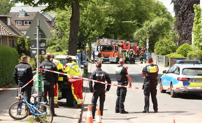 Einsatzfahrzeuge der Hamburger Feuerwehr und der Polizei stehen vor der Ernst-Mantius-Stra?e. Sie waren herbeigerufen wo-stock-foto