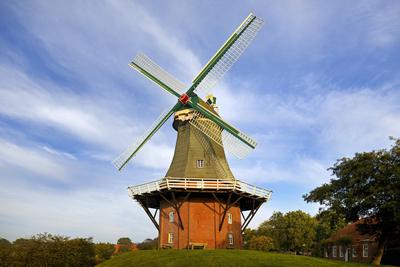 Eine der beiden Zwillingsmuehlen am Alten Greetsieler Sieltief, Krummhoern, Deutschland, Niedersachsen, Ostfriesland, Gr-stock-foto