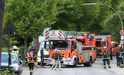 Einsatzfahrzeuge der Hamburger Feuerwehr und der Polizei stehen vor der Ernst-Mantius-Stra?e. Sie waren herbeigerufen wo-stock-foto