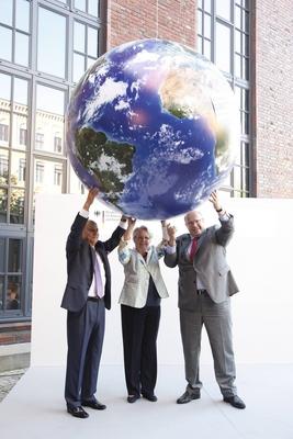 Bildnummer: 58426853  Datum: 04.09.2012  Copyright: imago/Reiner ZensenBerlin, den 04.09.2012 - Konferenz Green Economy Foto: v.l. Jeremy Rifkin, Pr?sident der Foundation on Economic Trends, Annette Schavan, CDU, Bundesministerin f?r Bildung und Forschung und Bundesumweltminister Peter Altmaier, CDU, halten einen Globus, anl?sslich der Green Economy Konferenz in Berlin. People Politik xcb x0x 2012 hoch POLITIK POLITICS halbe Figur Gestik  58426853 Date 04 09 2012 Copyright Imago Reiner Zensen Berlin the 04 09 2012 Conference Green Economy Photo V l Jeremy Rifkin President the Foundation ON Economic Trends Annette Schavan CDU Federal Minister for Education and Research and Federal Environment Minister Peter Altmaier CDU hold a Globe during the Green Economy Conference in Berlin Celebrities politics  x0x 2012 vertical politics POLITICS Halbe Figure Gesture-stock-photo