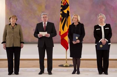 Bildnummer: 59782576  Datum: 14.02.2013  Copyright: imago/Christian ThielDeutschland, Berlin, Schlo? Bellevue, Aush?ndigung der Entlassungsurkunde f?r Forschungsministerin Annette Schavan CDU und Aush?ndigung der Ernennungsurkunde f?r Johanna Wanka CDU zur Bundesministerin f?r Bildung und Forschung durch Bundespr?sident Joachim Gauck, mit Bundeskanzlerin Angela Merkel CDU, 14.02.2013 People Politik x0x xkg 2013 quer Aufmacher Politik Partei Minister Bundespr?sident Schlo? Bellevue Ernennung Entlassung Urkunde  59782576 Date 14 02 2013 Copyright Imago Christian Thiel Germany Berlin Castle Bellevue Delivery the Discharge certificate for Research Minister Annette Schavan CDU and Delivery the Appointment certificate for Johanna Wanka CDU to Federal Minister for Education and Research through Federal President Joachim Gauck with Chancellor Angela Merkel CDU 14 02 2013 Celebrities politics x0x xkg 2013 horizontal Highlight politics Party Ministers Federal President Castle Bellevue Appointment Dismissal Certificate-stock-foto
