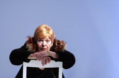 77/ Theater: Blaue Spiegel , Elisabeth Orth, im Berliner Ensemble, Kultur, Schauspieler, BE, Berlin Deutschland, Germany-stock-foto