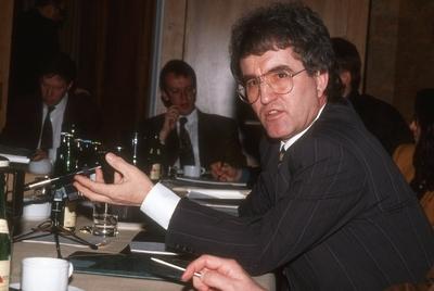 Horst Teltschik (Manager) 02/91 h?r Horst Teltschik w?hrend einer Pressekonferenz der Bertelsmann-Stiftung im Februar 19-stock-photo