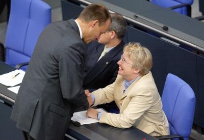 CDU CSU Fraktionsvorsitzende Friedrich Merz gratuliert Annette Schavan CDU fuer ihre Rede zur Bi-stock-foto