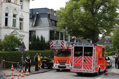 Einsatzfahrzeuge der Hamburger Feuerwehr und der Polizei stehen vor der Ernst-Mantius-Stra?e. Sie waren herbeigerufen wo-stock-foto