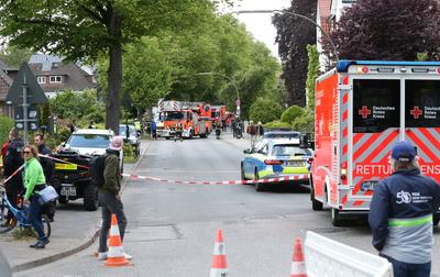 Einsatzfahrzeuge der Hamburger Feuerwehr und der Polizei stehen vor der Ernst-Mantius-Stra?e. Sie waren herbeigerufen wo-stock-foto