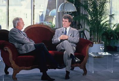 Moderator Geert Mueller Gerbes und Politiker Horst M. Teltschik sitzen auf dem Sofa am 07.05.1990 in der Talkshow Die Wo-stock-foto